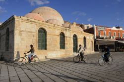 Antico edificio del centro storico di Chania, isola di Creta. La città vecchio e il porto sono circondati dal forte veneziano costruito a partire dal 1538 - © T photography / Shutterstock.com ...