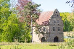 Antico edificio in pietra al castello Branninghausen al Romberg Park di Dortmund, Germania - © Binder Medienagentur / Shutterstock.com