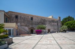 Antico edificio in una piazzetta di Forza d'Agrò, provincia di Messina, Sicilia.
