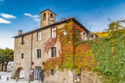 Antico edificio medievale a Palazzuolo sul Senio, Toscana, ricoperto di edera con foliage autunnale - © GoneWithTheWind / Shutterstock.com