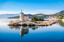 Antico faro sulla costa di Klek in Dalmazia, sud della Croazia.