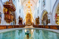 Un antico fonte battesimale in marmo nella Stadtpfarrkirche Church di Landsberg am Lech, Germania  - © muratart / Shutterstock.com
