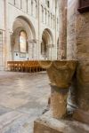 L'antico fonte battesimale nell'abbazia di Saint-Sauveur-le-Vicomte in Normandia, Francia - © Sue Martin / Shutterstock.com