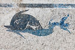 Antico mosaico di un pesce blu trovato sull'isola di Vis, mar Adriatico, Croazia.
 