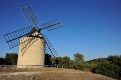 Mulino a Vento sulle isole Hyeres: siamo in quella più occidentale, Porquerolles - © Petra Christen / shutterstock.com