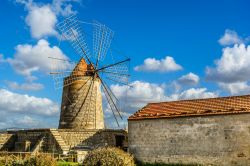 Antico mulino a Trapani, Sicilia - Uno dei mulini a vento un tempo utilizzati per pompare acqua e macinare il sale. Li si può incontrare vicino alle saline di Trapani © Ser Borakovskyy ...