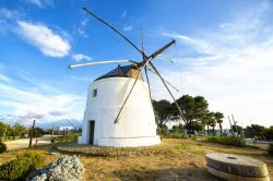 Un antico mulino a vento nella cittadina di Vejer de la Frontera, Andalusia, Spagna.
