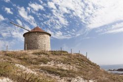 Un antico mulino a vento sulla cima di una duna a Esposende, Portogallo. Un tempo importante porto di pesca e marittimo, questa cittadina è oggi una frequentata meta turistica soprattutto ...