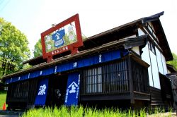 L'antico negozio di tintura di Kondo a Asahikawa, Giappone. Costruito nel 1898, è il più vecchio della città; si tratta di una tipica costruzione in stile giapponese ...