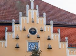 Antico orologio con campane sulla facciata del Municipio di Donauworth, Baviera, Germania.



