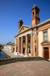Antico Ospedale degli Infermi e chiesetta di San Pietro a Comacchio, Ferrara, Emilia-Romagna. Qui si trova la sede del Museo archeologico "Delta Antico" che mostra l'evoluzione ...
