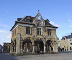 L'antico palazzo delle corporazioni in Cathedral Square a Peterborough, Cambridgeshire, Inghilterra - © Peter Moulton / Shutterstock.com