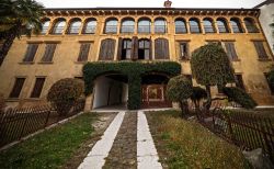 Antico palazzo di Pescantina, provincia di Verona, con infissi in legno e balconi (Veneto) - © saad315 / Shutterstock.com