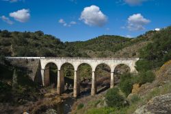 L'antico ponte di Mertola sul torrente di Oeiras, Portogallo. Un suggestivo scorcio paesaggistico dell'Alentejo.


