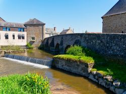 Antico ponte di pietra sul fiume Selune a Ducey-les-Cheris, in Francia.