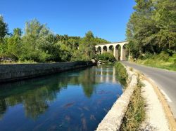 Antico ponte ferroviario sul fiume Sorgue a Fontaine-de-Vaucluse, Provenza, Francia.
