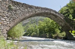 Antico ponte romanico a Margineda, Andorra. Costruito in pietra, è il più grande di questo genere presente in tutto il principato - © Anibal Trejo / Shutterstock.com