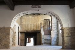 Antico portico del Vicolo dietro le Mura nel centro di Varzi, nell'Oltrepò Pavese in Lombardia - © Claudio Giovanni Colombo / Shutterstock.com