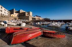 L'antico porto peschereccio di Piombino con la Cittadella, Toscana. Questo complesso architettonico sorge nell'estremità sud ovest della città. In origine fortificata e ...