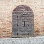 Un antico portone del borgo di Offida Marche - © zakaz86 / Shutterstock.com