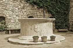 Un antico pozzo in centro a Corciano in Umbria - © Mi.Ti. / Shutterstock.com