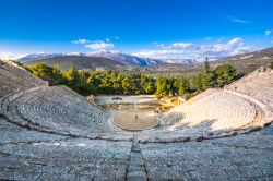 L'antico teatro di Epidauros (o "Epidavros"), prefettura dell'Argolida, Grecia. Costruito sul lato ovest del Monte Cinortion, vicino al moderno abitato di Lygourio, questo ...