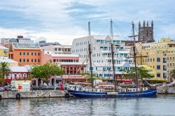 Un antico veliero attraccato al porto di Hamilton, Bermuda. A fare da cornice le tipiche abitazioni colorate della capitale - © Andrew F. Kazmierski / Shutterstock.com