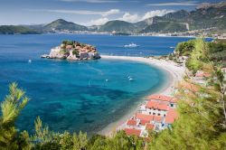 L'antico villaggio di pescatori di Sveti Stefan (Montenegro): nel corso dell'Ottocento questa graziosa località arrivò ad ospitare circa 400 persone.
