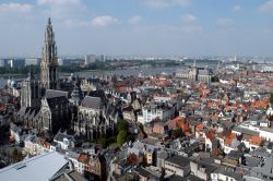 Anversa, Belgio: una veduta panoramica sulla città, dove si distingue la Cattedrale di Nostra Signora e, sullo sfondo, il fiume Schelda - Foto © Antwerpen Toerisme & Congres