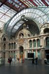 Anversa, Central Station: l'interno della stazione centrale è un punto d'interesse per molti turisti. La stazione collega Anversa con le principal città del Belgio e con ...