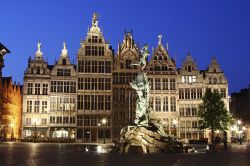 La fontana di Brabo nella centralissima Grote Markt ad Anversa è uno dei simboli più amati della città. Sulla piazza si affaccia anche lo Stadhuis, il Municipio.