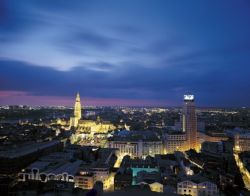 Anversa si prepara alla notte mentre si accendono le luci che illuminano i prinicpali simboli della città - © Antwerp Tourism & Congres