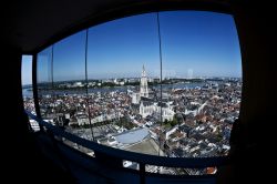 Il panorama sulla città, dove si può distinguere chiaramente il corso del fiume Schelda, inesaurbile fonte di ricchezza di Anversa - © Dave Van Laere - Antwerpen Toerisme ...
