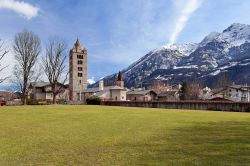 Aosta con le sue montagne e uno scorcio cittadino, Valle d'Aosta. Elegante capoluogo della regione autonoma Valle d'Aosta, Aosta sorge a 583 metri d'altezza a sinistra del fiume ...