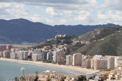 Appartamenti estivi lungo il litorale di Cullera, provincia di Valencia, Spagna.

