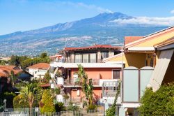 Appartamenti in una zona residenziale di Giardini Naxos, Messina, Sicilia. Sullo sfondo, l'Etna - © vvoe / Shutterstock.com