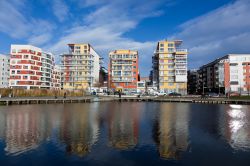 Appartamenti moderni nella città di Vasteras, Svezia. Questa cittadina affacciata sul lago Malaren ha grandi progetti per il futuro grazie anche all'aspetto vivace e alle moderne ...