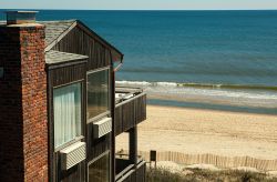 Appartamenti vista mare sulla spiaggia di Montauk, Long Island, New York.
