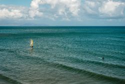 Appassionati di surf e windsurf in mare a San Felice Circeo, Lazio - © Francesco Cantone / Shutterstock.com