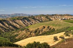 Appennino Abruzzese nei pressi di Atri: le erosioni a calanchi visibili in secondo piano