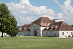 Arc-et-Senans, Francia: uno degli storici edifici delle Saline Reali progettato dall'architetto Claude-Nicolas Ledoux - © Jef Wodniack / Shutterstock.com