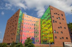 Il cosiddetto "Arc en ciel" è un edificio moderno nella parte nuova della città di Deventer (Olanda). Storicamente Deventer è sempre stata una località ...