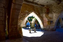 Arcata medievale nei pressi della piazza principale di Monpazier, Francia.

