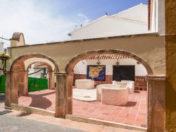 Archi in muratura in una piazzetta della città di Calpe, Spagna.

