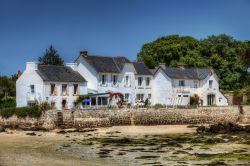 Architettura a Brignogan-Plages, a nord di Brest in Francia - Le caratteristiche abitazioni dalla facciate bianche e dal tetto a spiovente di questo villaggio bretone © Rolf E. Staerk / ...