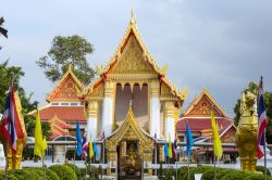 Architettura a Wat-Koh-Kret, Nonthaburi (Thailandia). Un tempio finemente decorato e impreziosito con oro.
