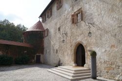Architettura al castello di Otocec, Slovenia: una torre d'angolo.
