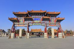 Architettura al Dazhao Lamasery di Hohhot, capitale della Mongolia Interna. Questo arco, decorato da scritte e fantasie floreali e con figure di animali, è sormontato dai tipici tetti ...