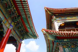 Architettura al tempio cinese di Wat Borom Raja Kanjanapisek a Nonthaburi (Thailandia). Decorazioni e colori sgargianti caratterizzano la costruzione religiosa.
