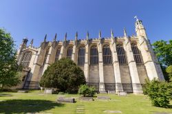 Architettura all'Eton College Chapel e cimitero nella città di Windsor, Regno Unito. Questa scuola esclusivamente maschile fu costruito per volere di Enrico VI° nel 1440 - © ...